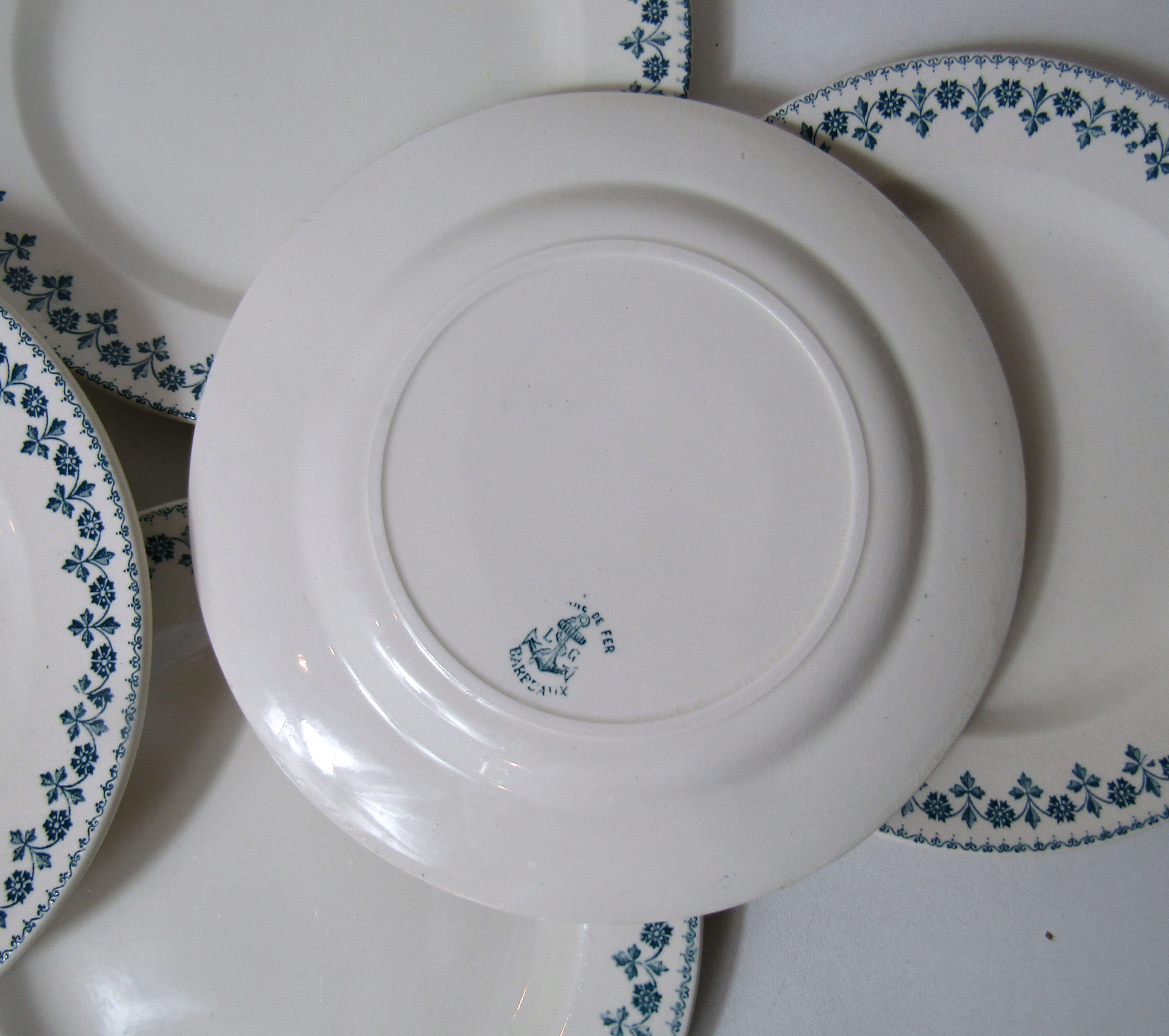 6 flat plates faience ancient Barbeaux, Terre de Fer