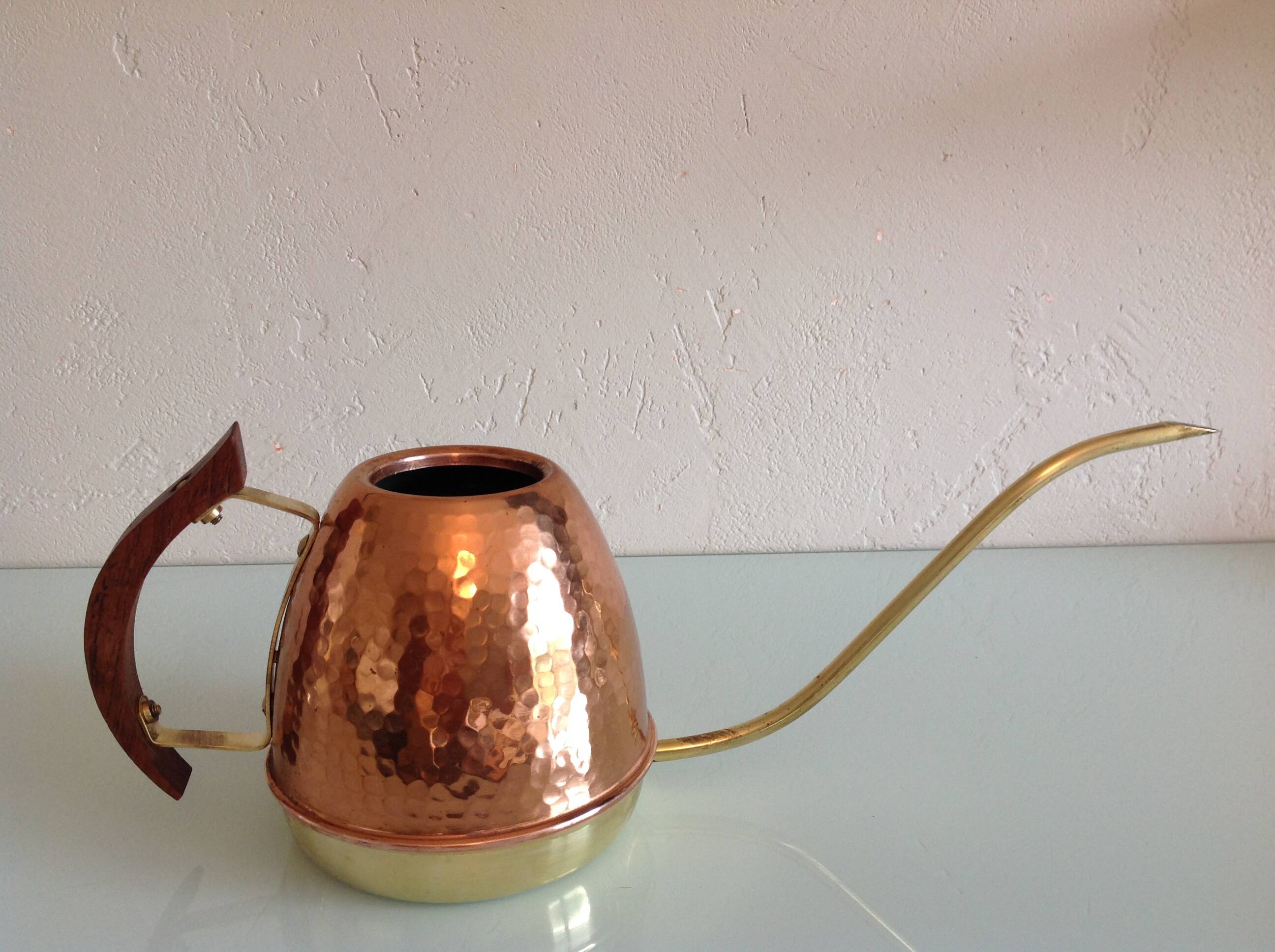 Watering can in hammered red copper and wooden handle/vintage 60s-70s