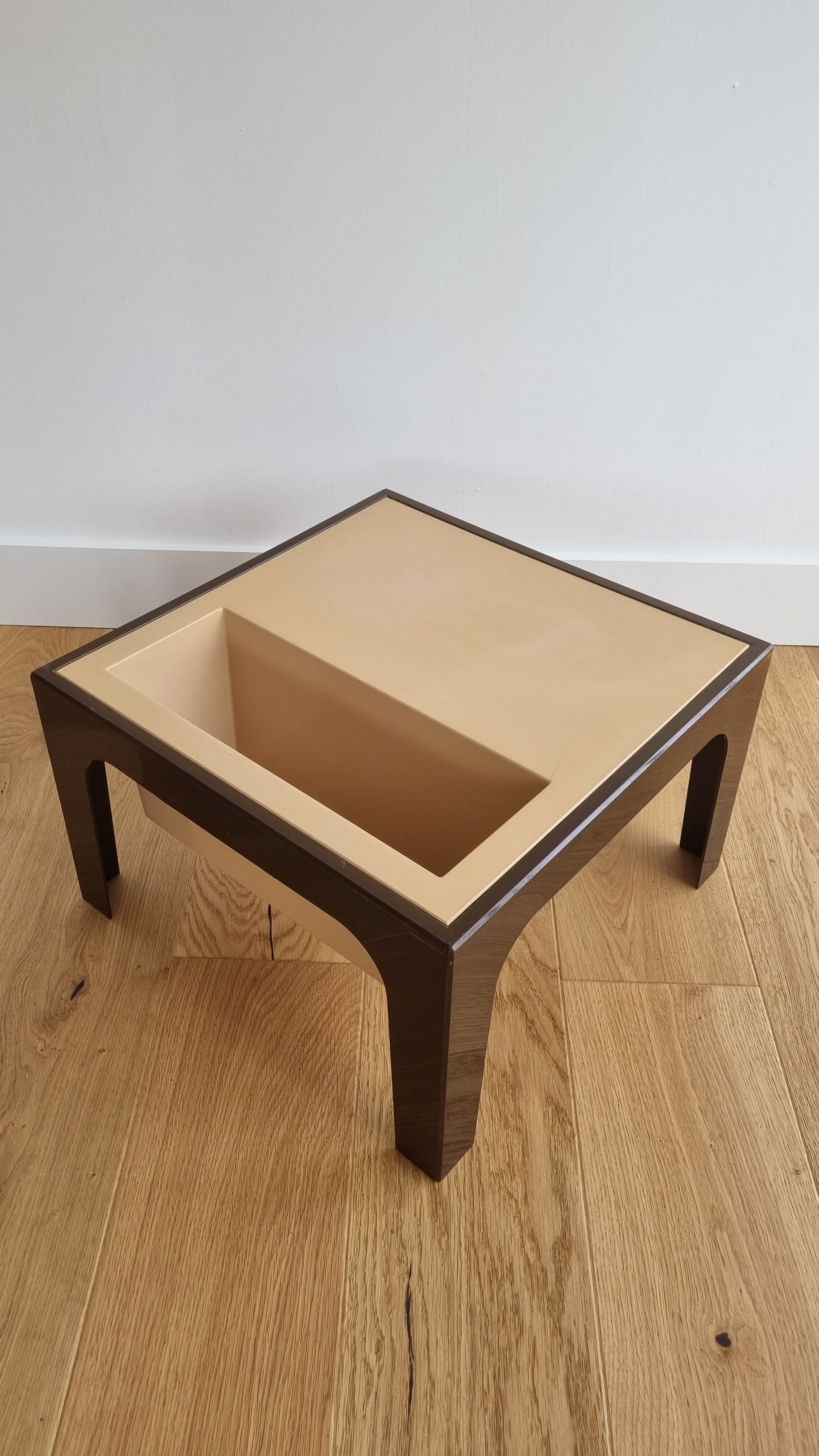 Flair coffee table