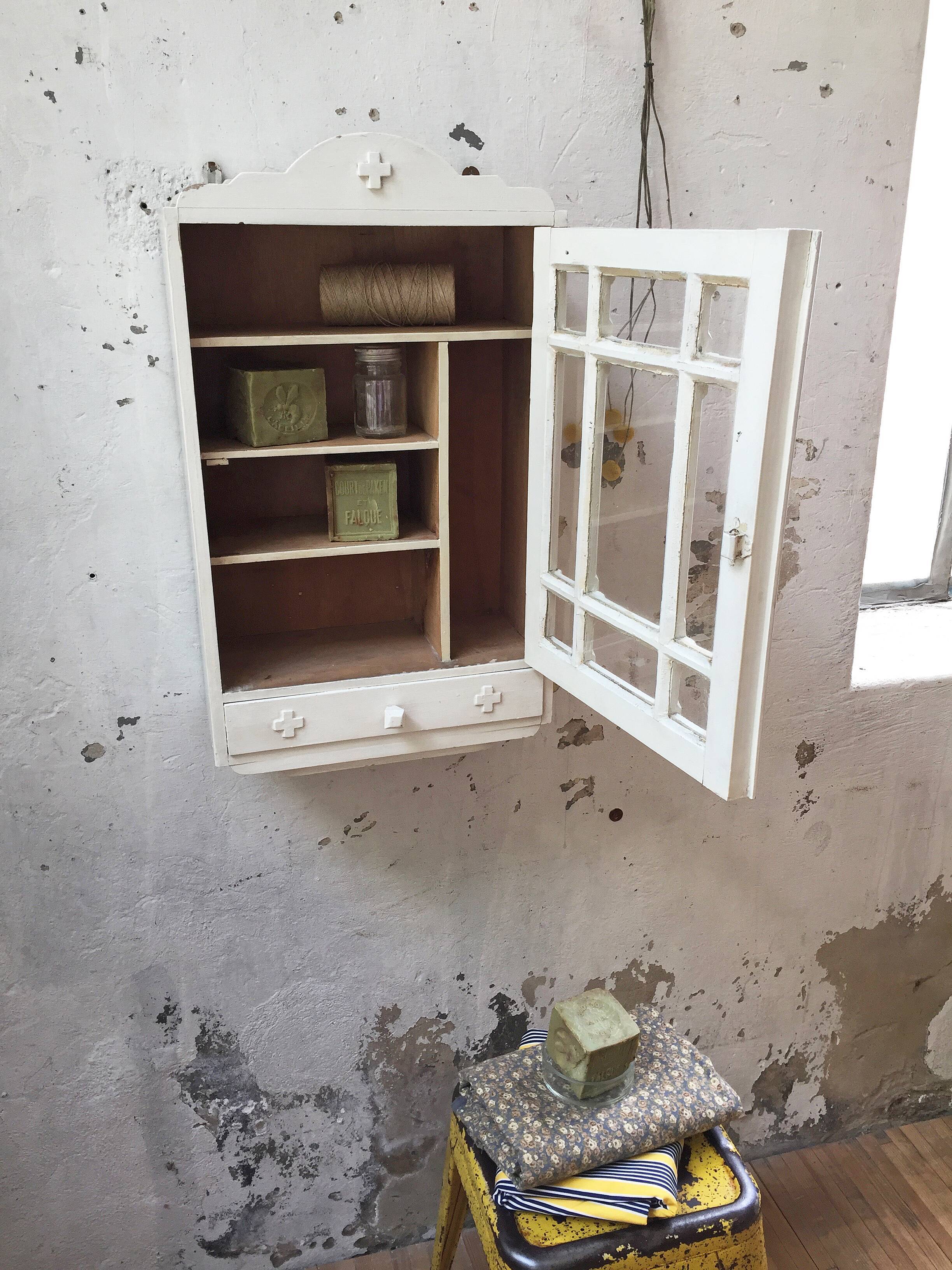 Wardrobe pharmacy 1900