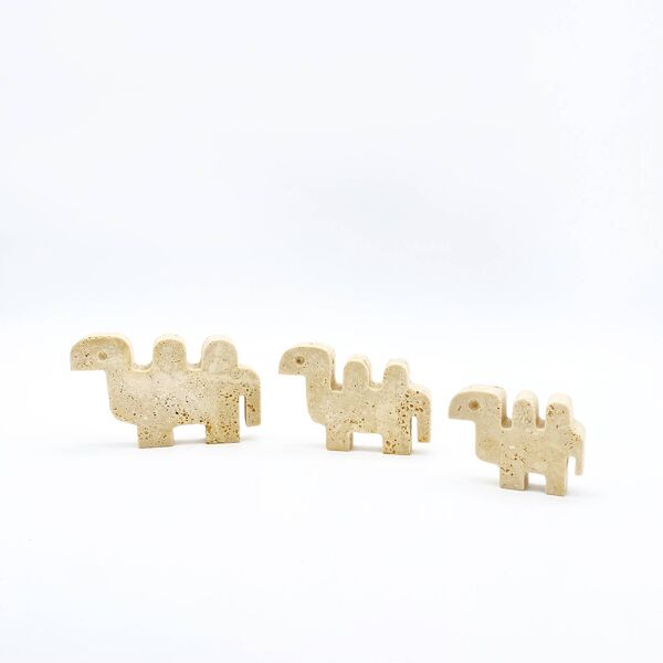 Famille de 3 chameaux en travertin par Fratelli Mannelli