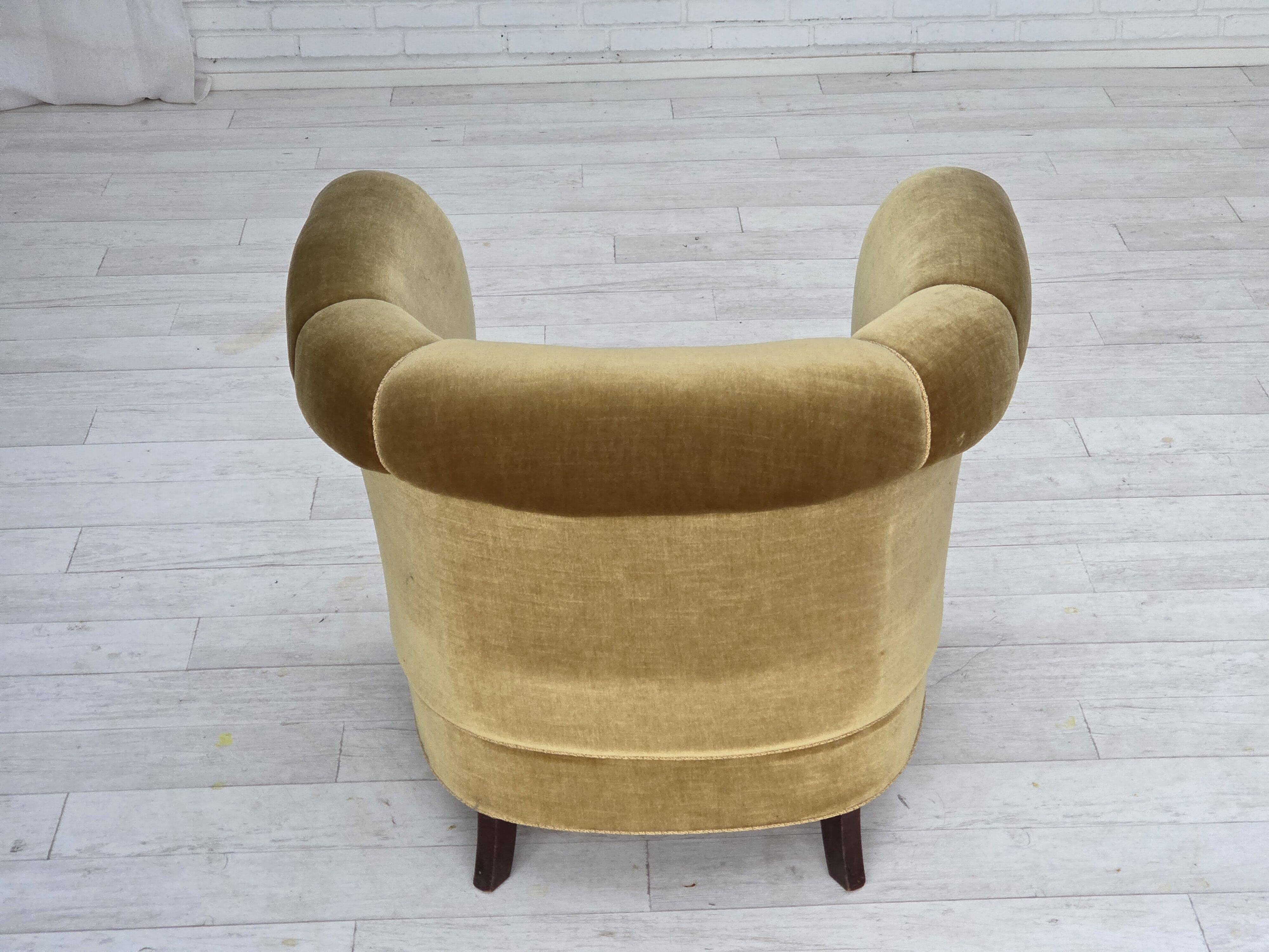 Fauteuil danois en velours vert clair et chêne, années 1960