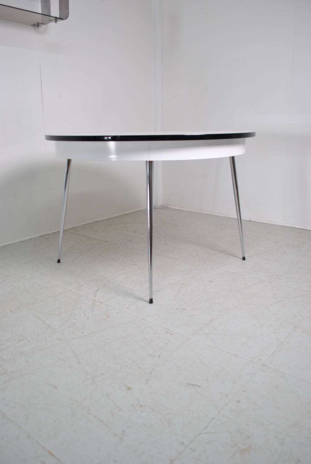Round Formica table 1970