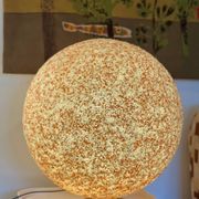 Lampe à poser boule en perspex socle tactile