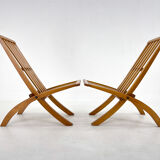 Ensemble de deux chaises pliantes en hêtre, conçues par l'architecte Otto Rothmayer.