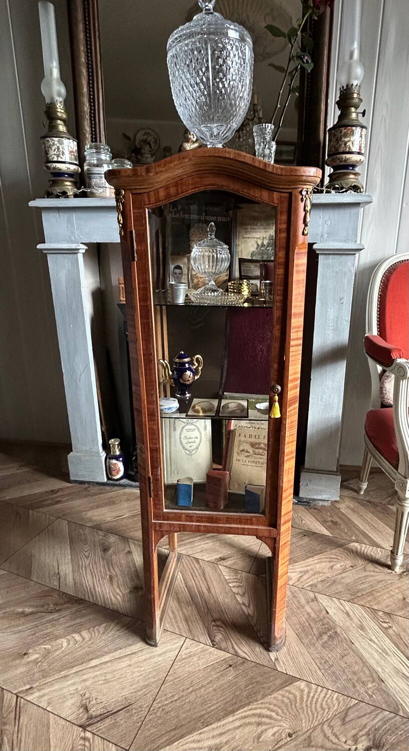 Petite vitrine Louis XVI en marqueterie