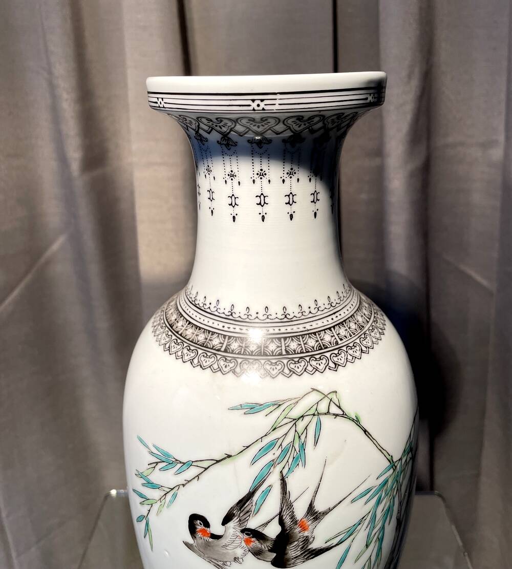Pair of baluster vases with bird decoration in chinese porcelain