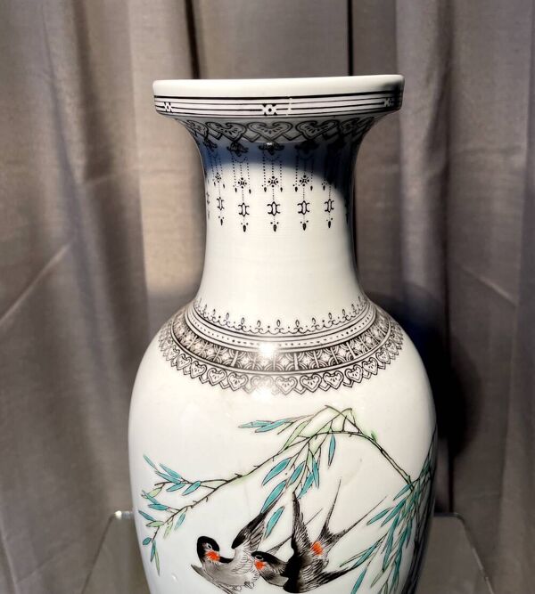 Paire de vases balustre a decor oiseaux en porcelaine chinoise