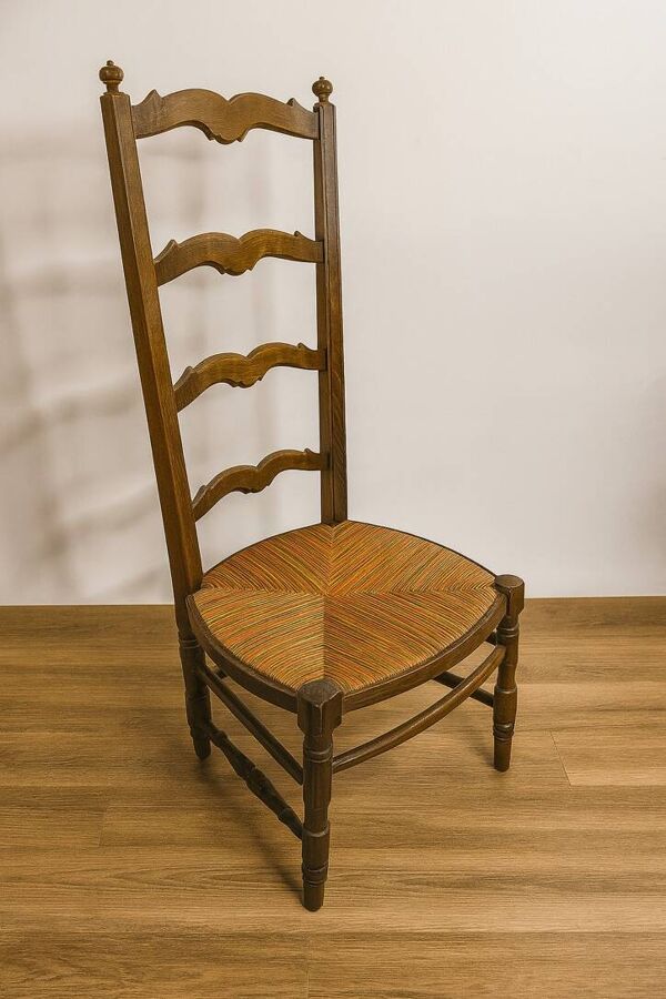 Chaise de nourrice ancienne en bois et paille – dossier ajouré à barreaux c