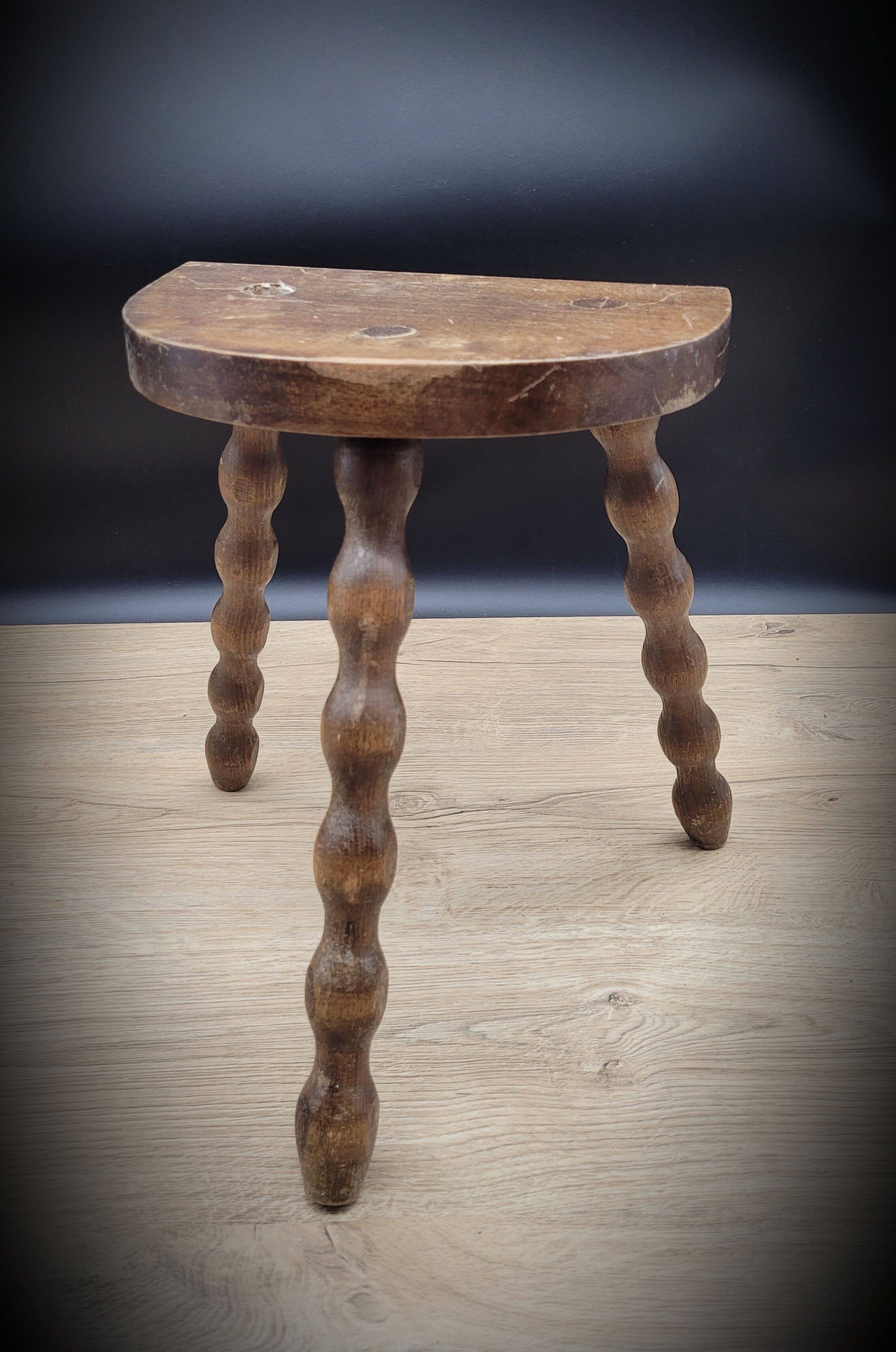 Half-round tripod stool feet balls