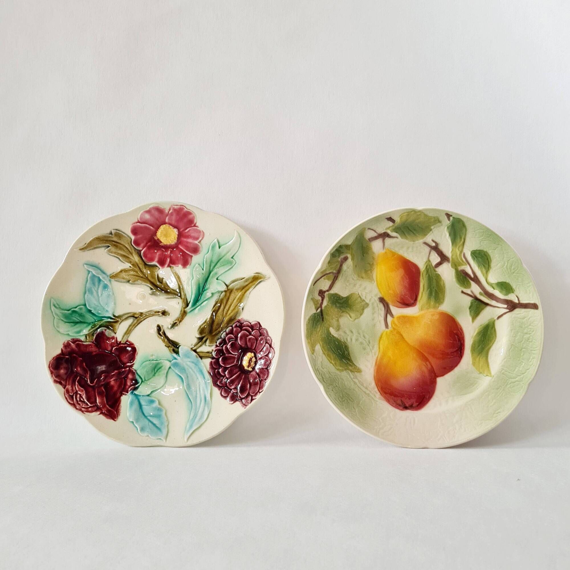 Lot assiettes en barbotine