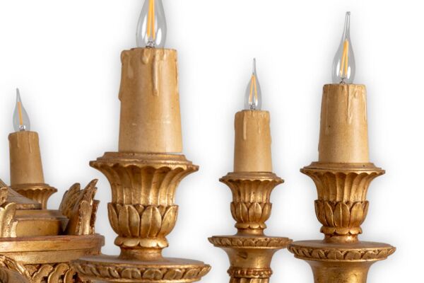 Dumez, Lustre de style Louis XVI en bois sculpté et doré. Années 1950.