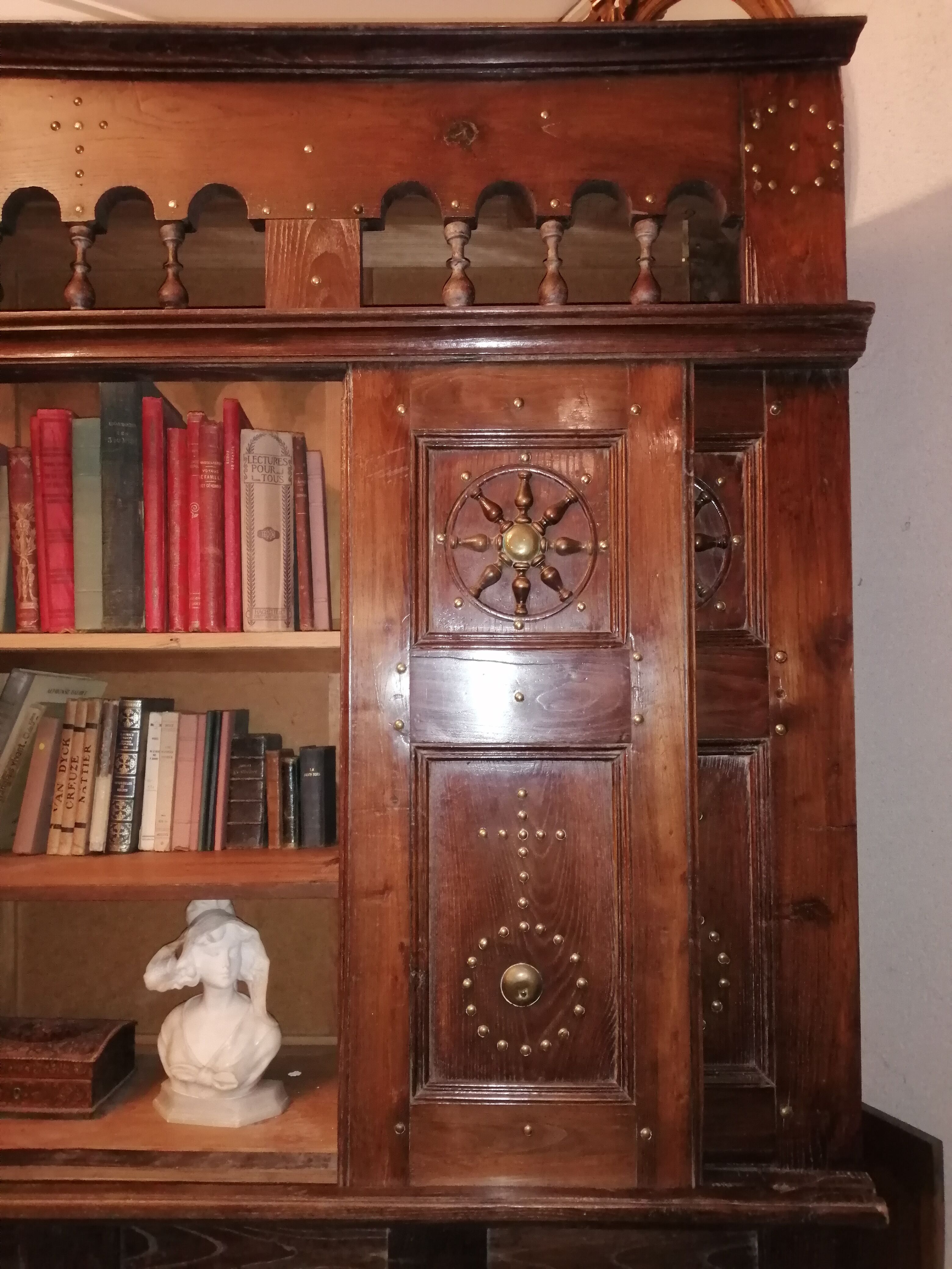 Old enclosed bed library