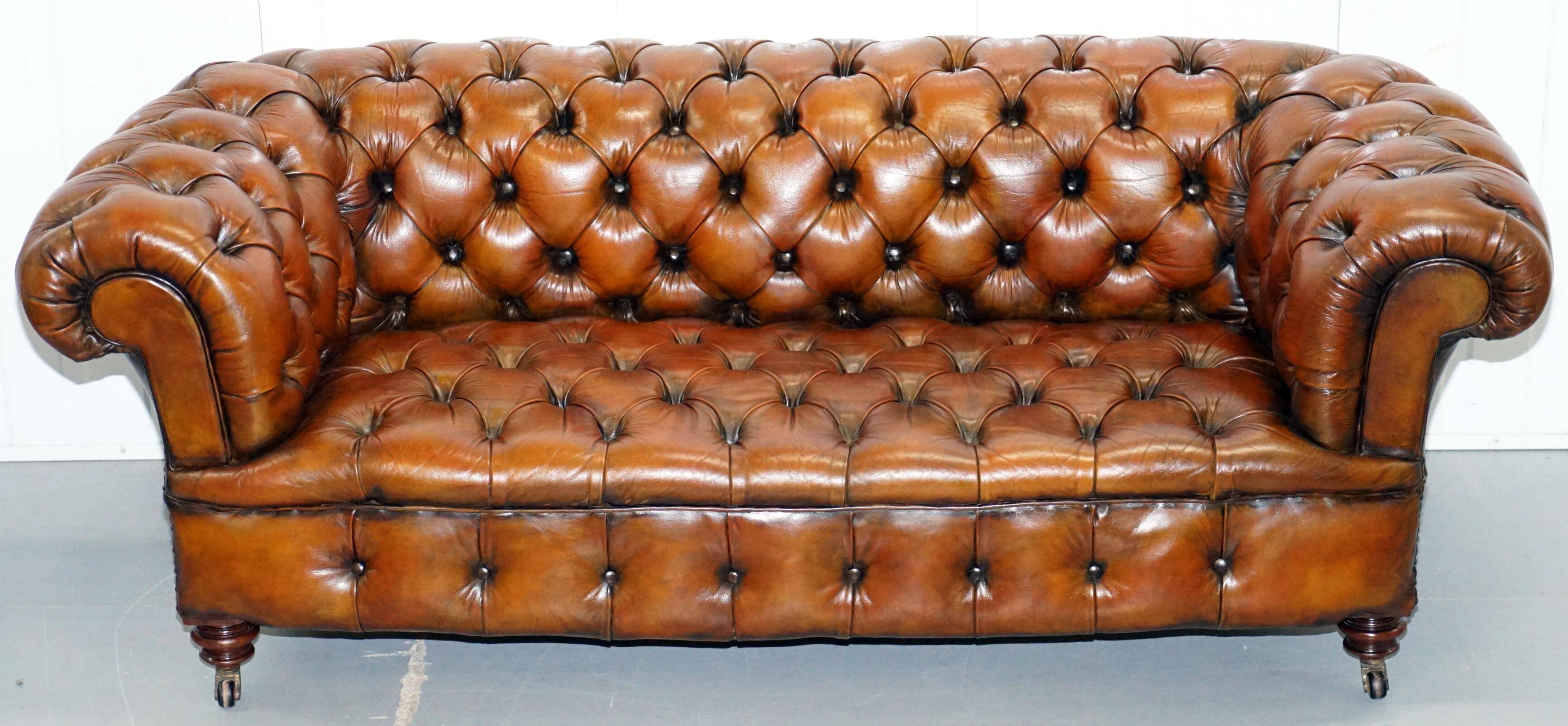 Victorian Chesterfield canapé from 1890 in restored leather, stamped Cornelius V. Smith.