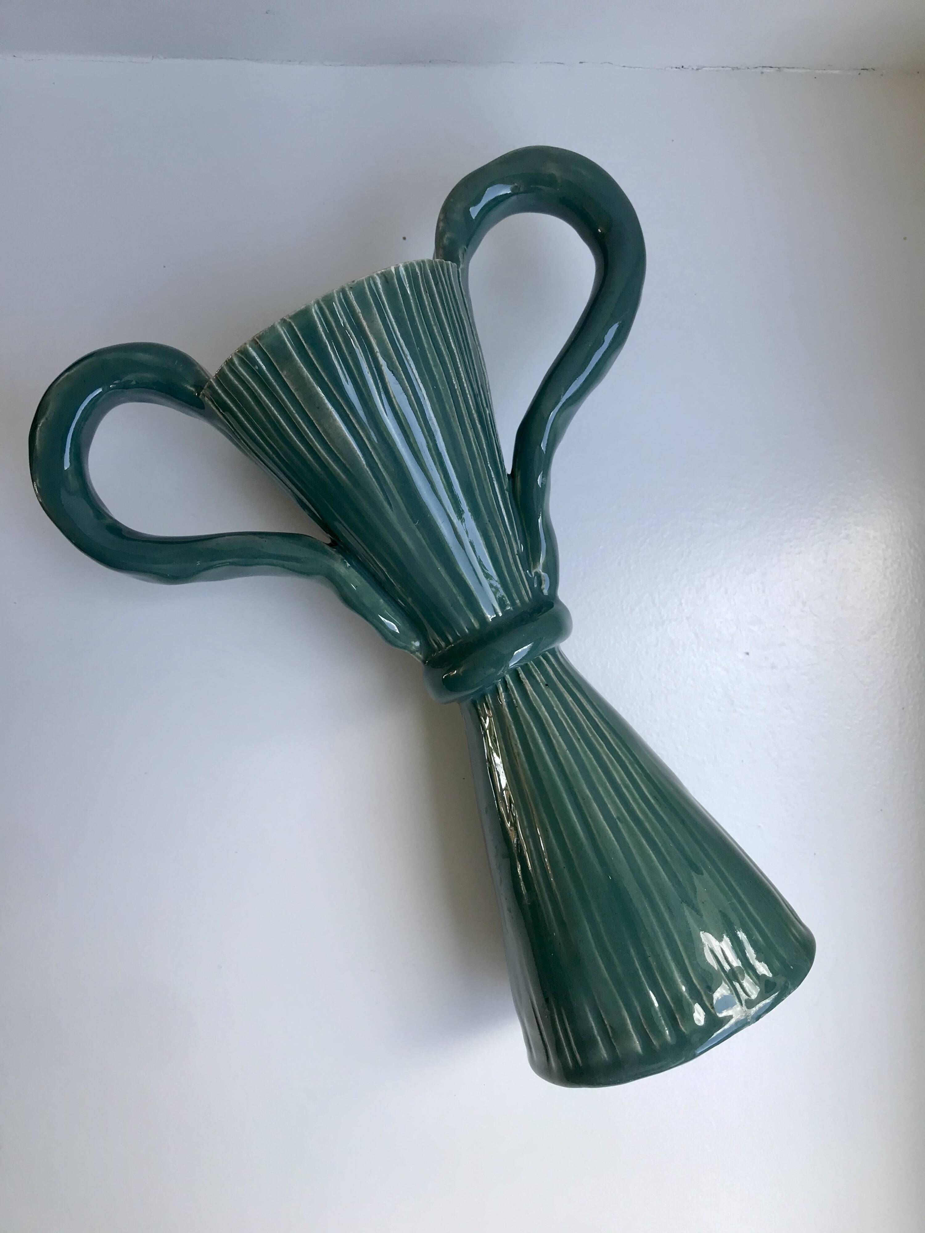 Vase avec anse en céramique poterie signé bleu céladon années 70