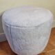 Pouf rond en peau de mouton texturée,  44 cm