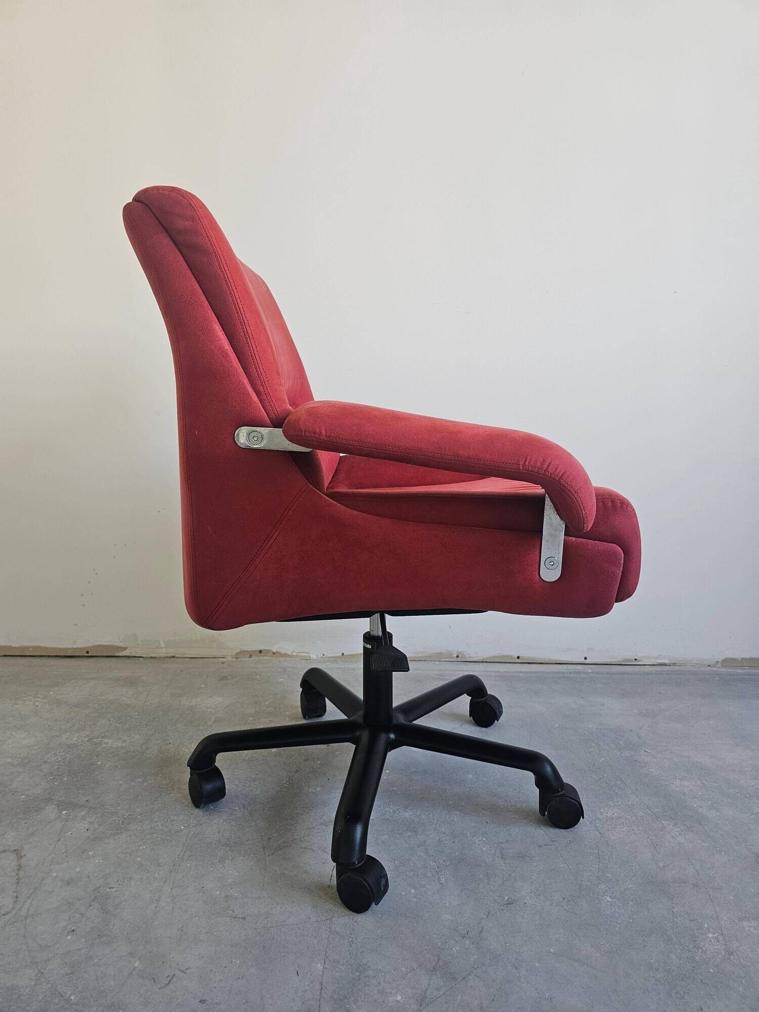 Pair of swivel armchairs model P85 by Giovanni Offredi for Saporiti