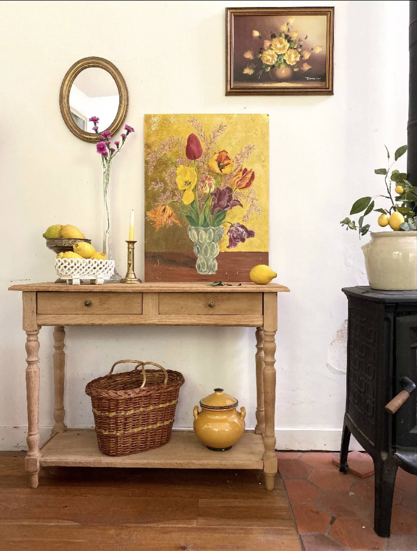 Bouquet of tulips on a golden background — Oil on panel