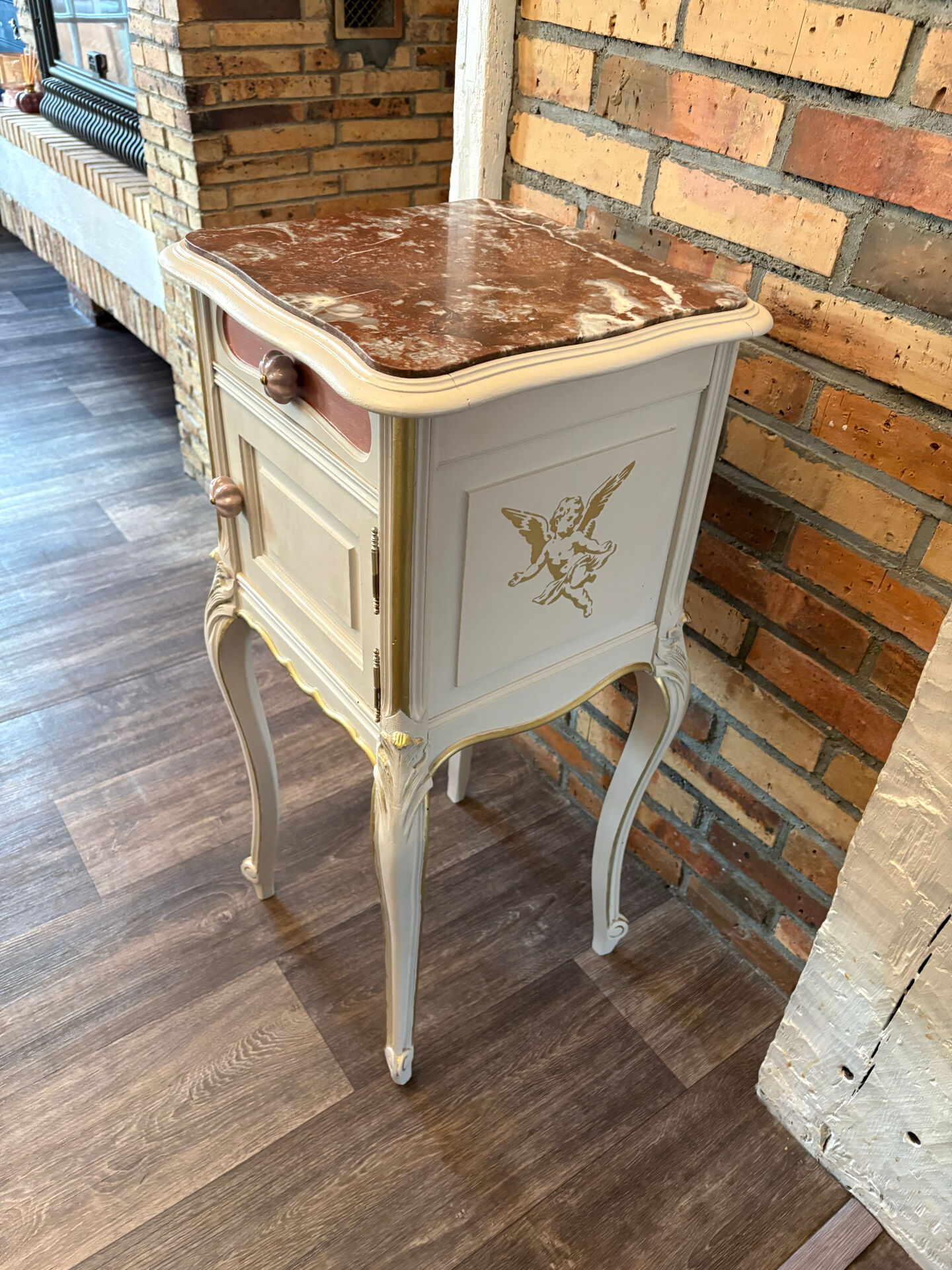 Table de chevet ancienne rénovée – style Louis XV, marbre rouge