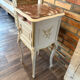 Table de chevet ancienne rénovée – style Louis XV, marbre rouge