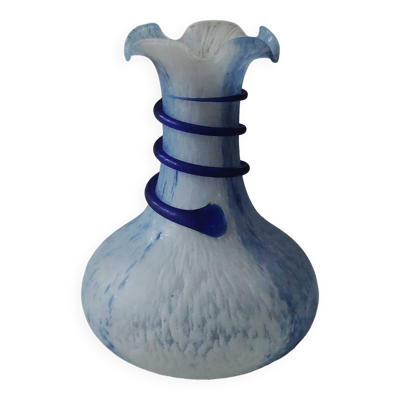 Vase floral forme boule, col Corolle. Arte Murano/Kristall Mery. Moucheté bleu/blanc. Dim 23 x 15 cm