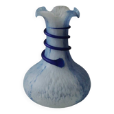 Vase floral forme boule, col Corolle. Arte Murano/Kristall Mery. Moucheté bleu/blanc. Dim 23 x 15 cm