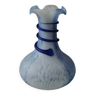 Ball-shaped floral vase, Corolle neck. Arte Murano/Kristall Mery. Blue/white speckled. Dim 23 x 15 cm
