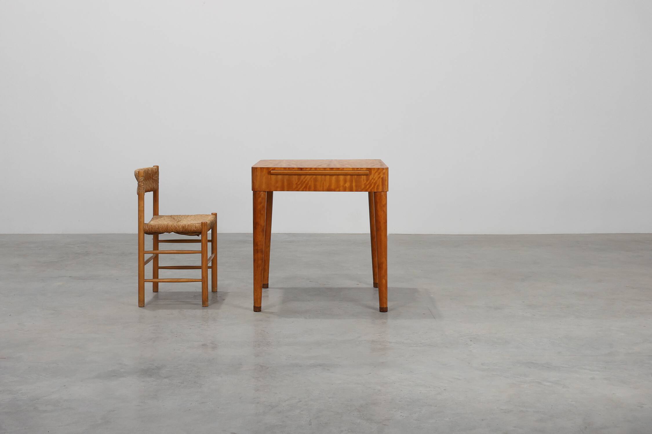 Art Deco Birch‑Veneered Side Table with Drawer, France 1920s