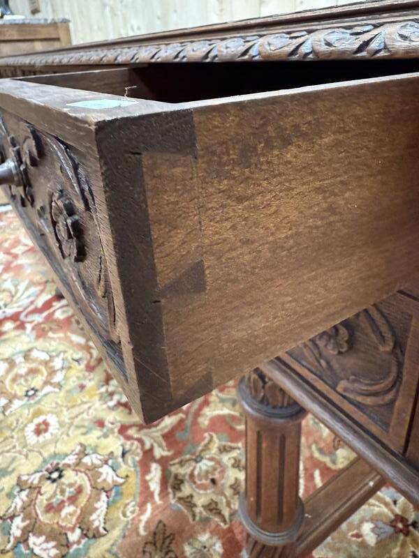 Bureau plat en chêne massif de style Renaissance