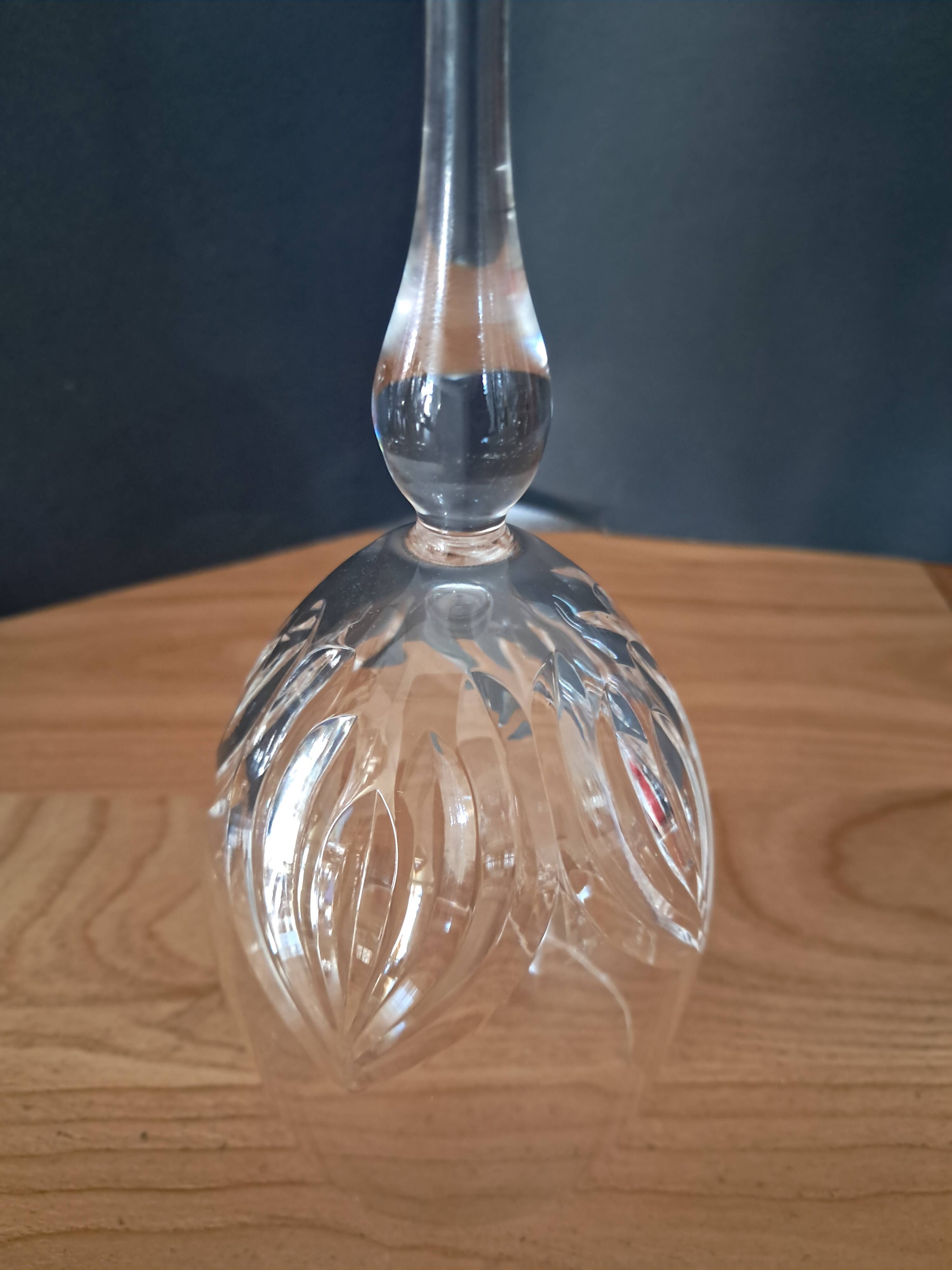 Crystal wine glasses with petal decoration