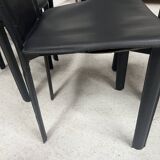 Suite de huit chaises design en cuir noir XX siècle
