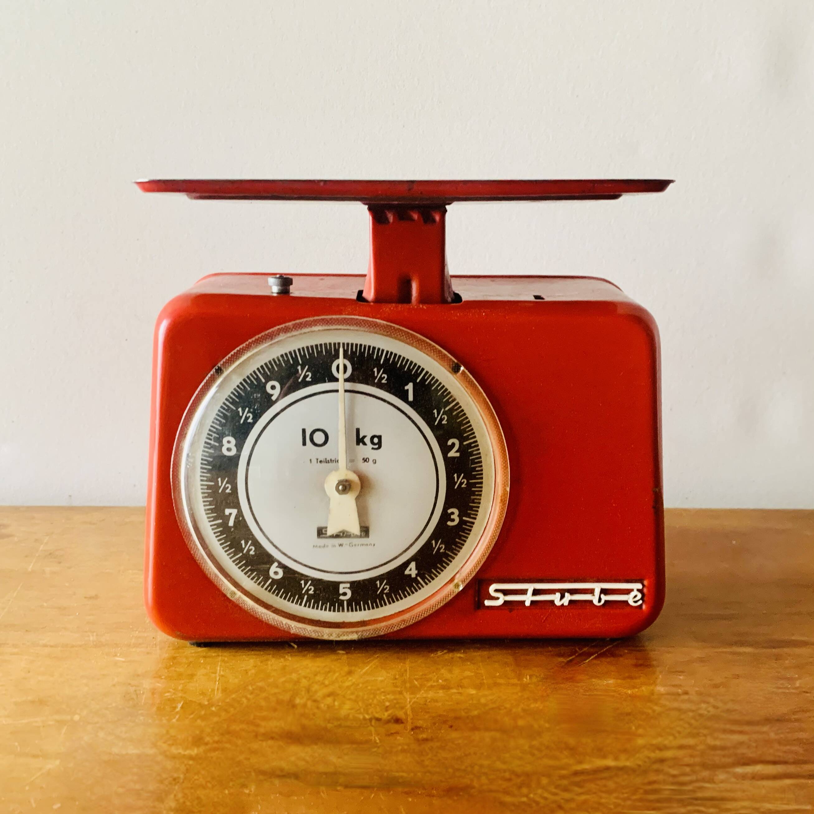 Stube - old household scale in red enameled metal - force 10
