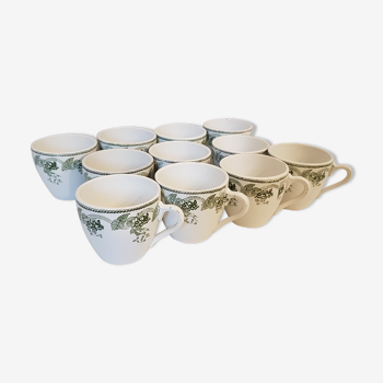 Série de 11 tasses en porcelaine