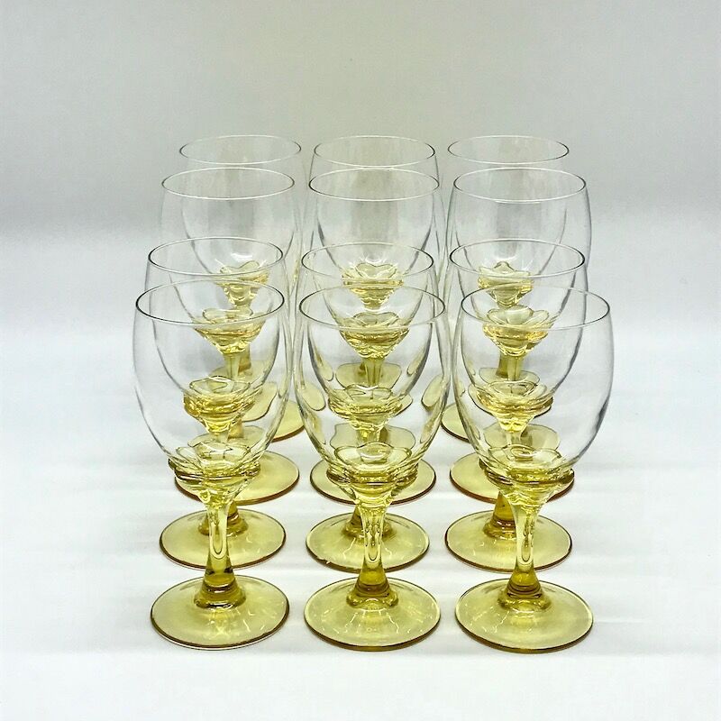 12 verres à pied jaune