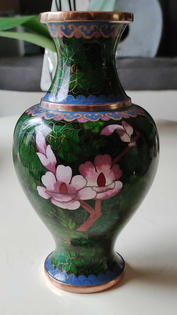 Vase balustre artisanal chinois, peint main, en émail cloisonné/motifs floraux, pivoines 21 cm