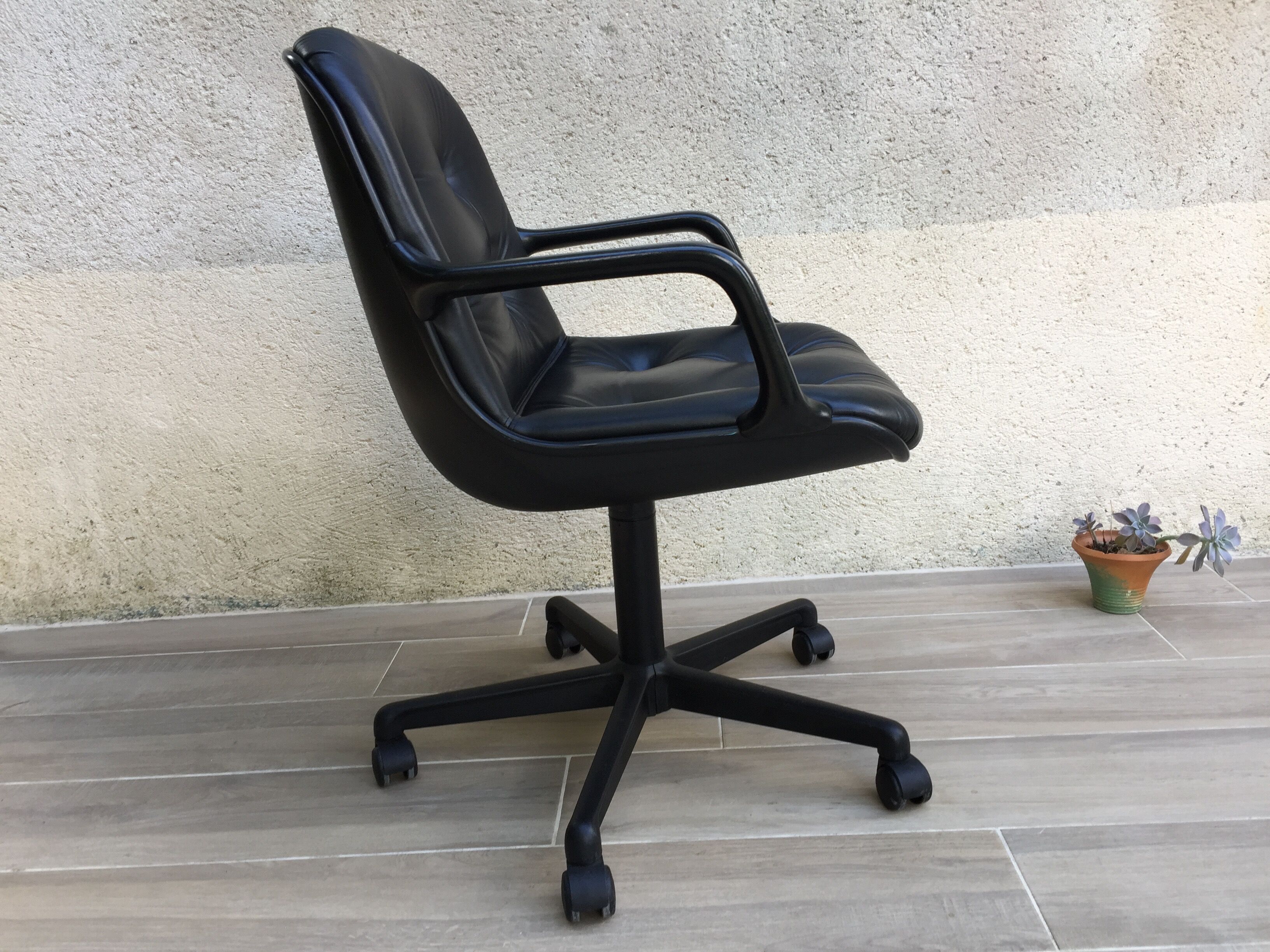 Comforto leather armchair by Mobilier international