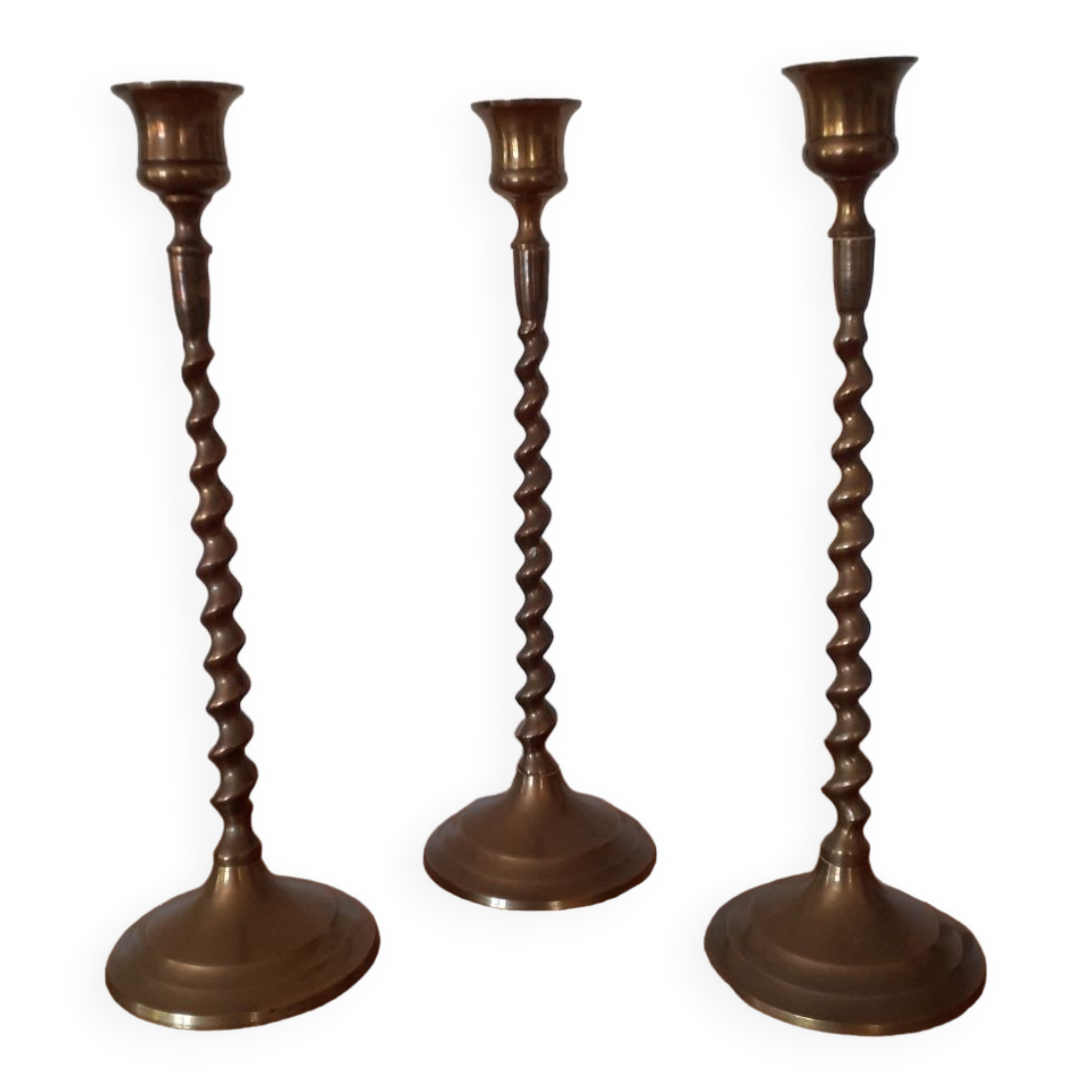 Lot de trois bougeoirs en laiton