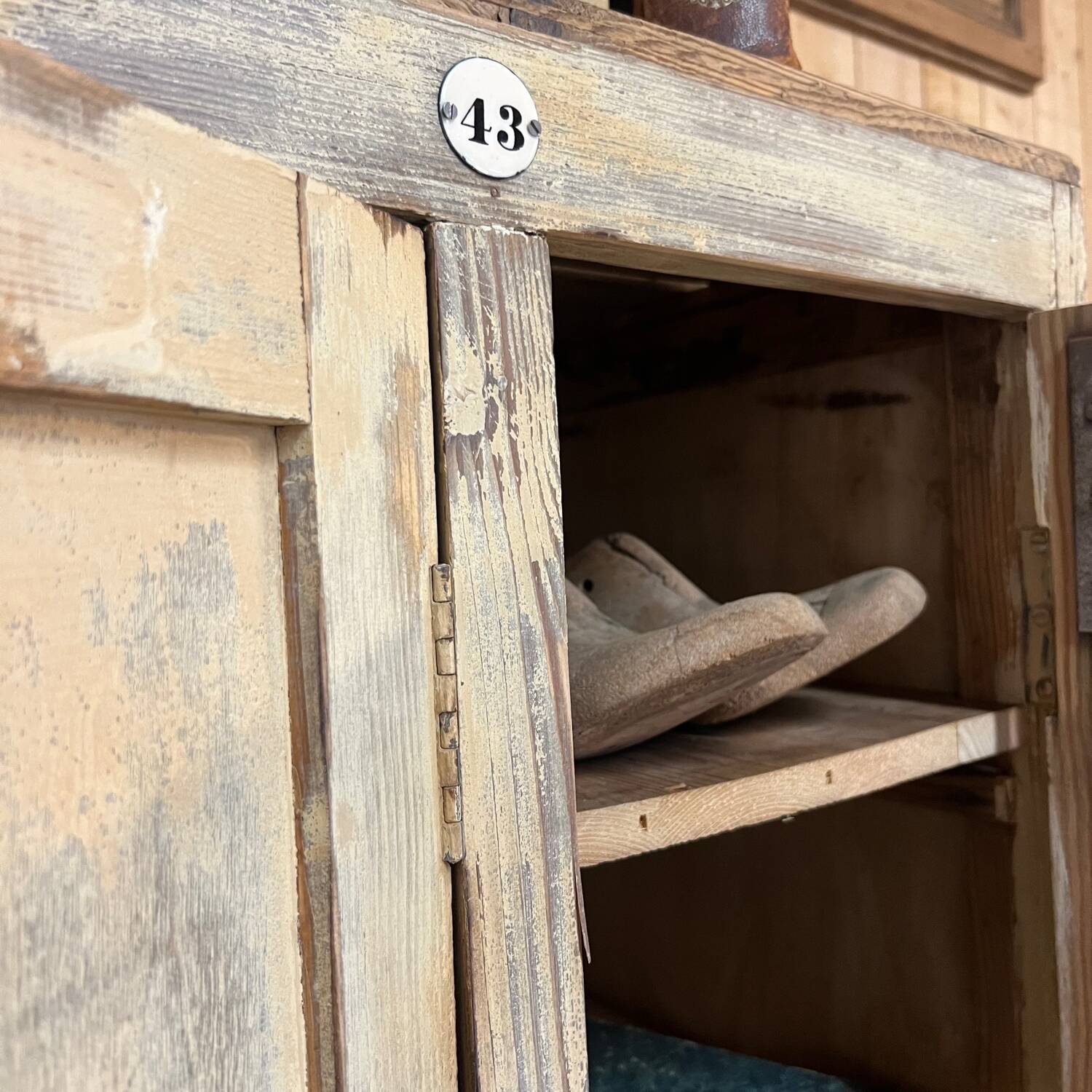 Two-door workshop locker N.43