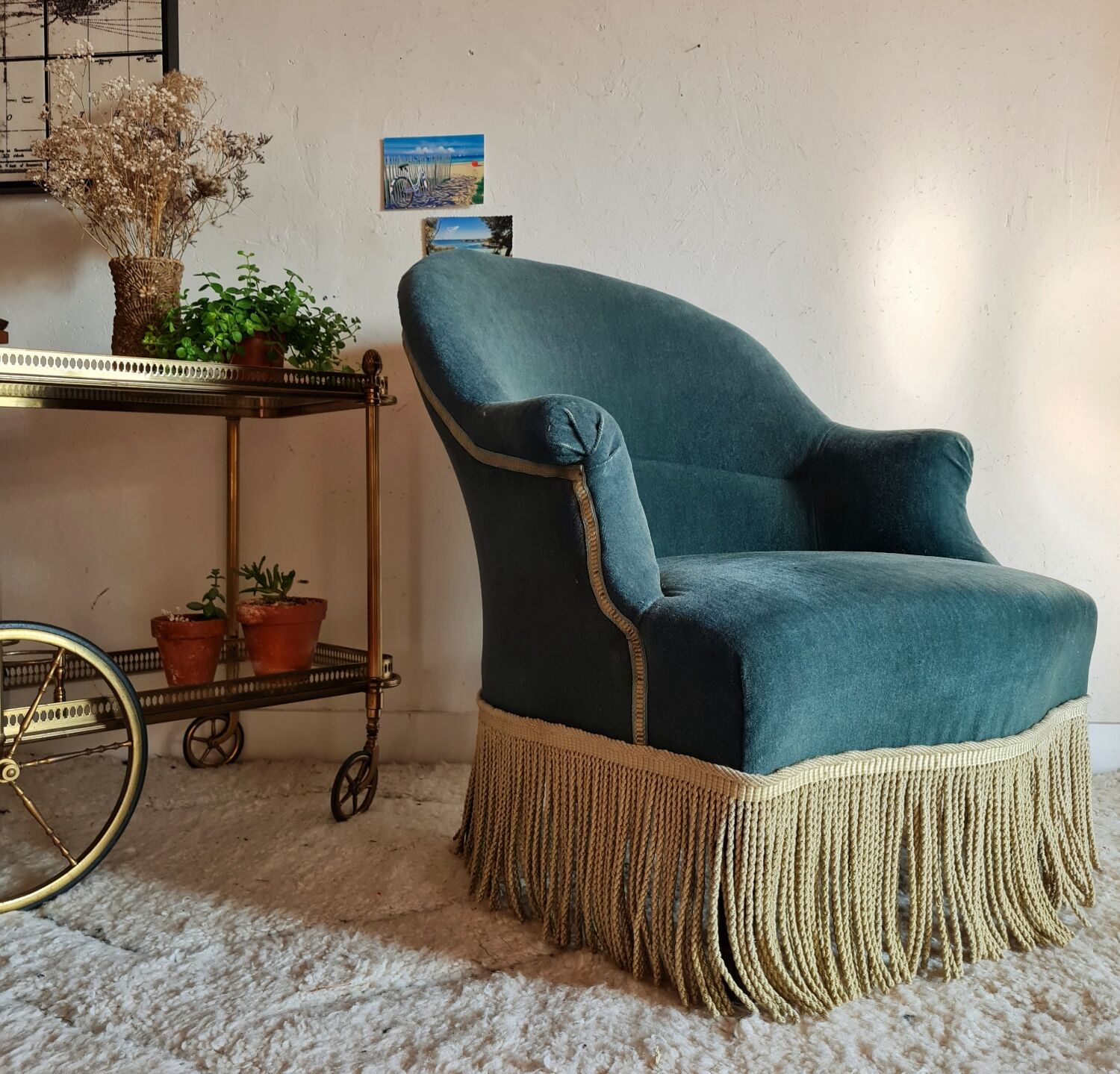 Green velvet toad armchair with fringes