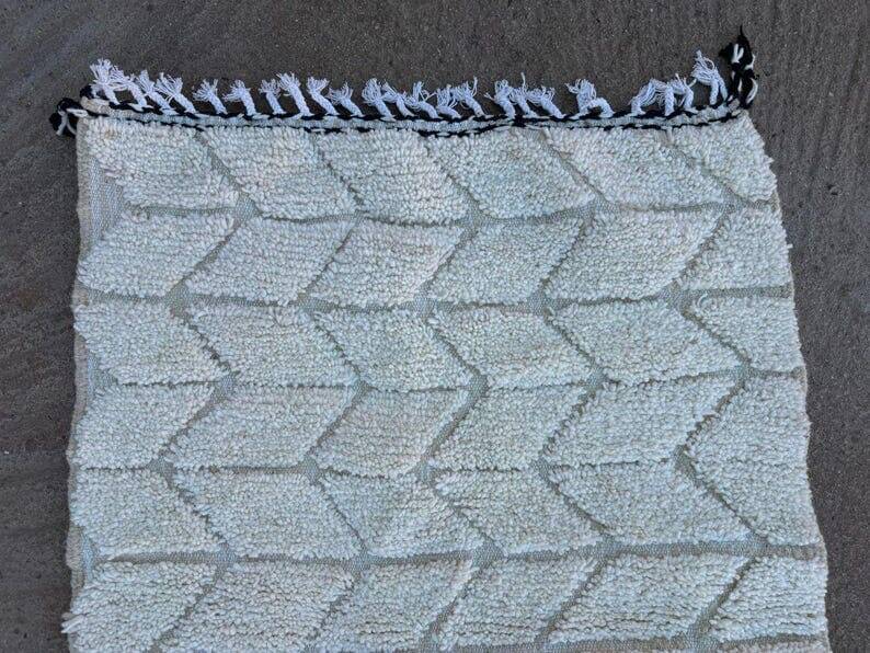 Handmade traditional Berber wool rug size 100 x 200 cm