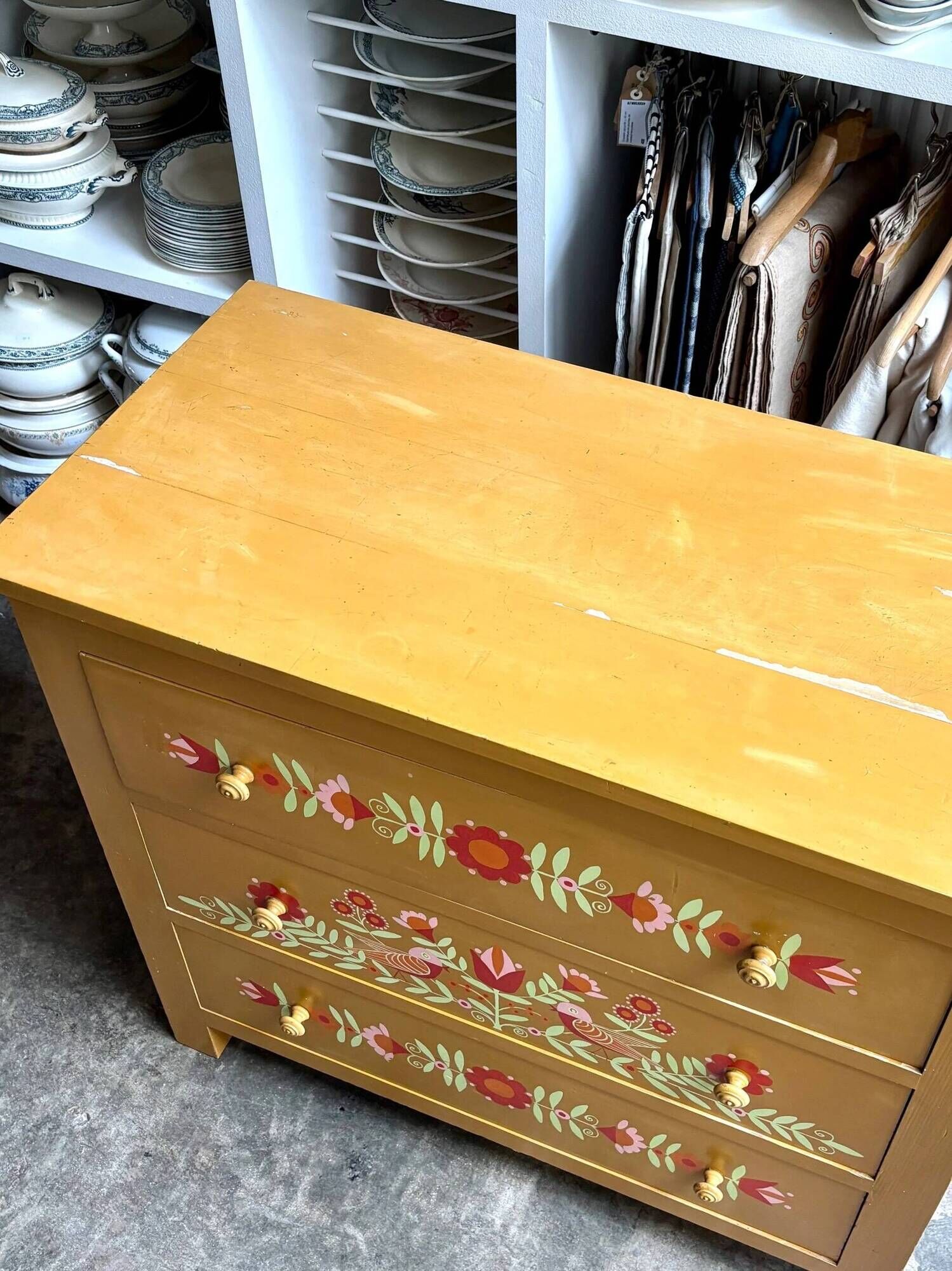 Commode 3 tiroirs en bois ocre et décorée à la main
