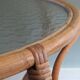 Table basse ronde années 60, rotin et verre à bulles