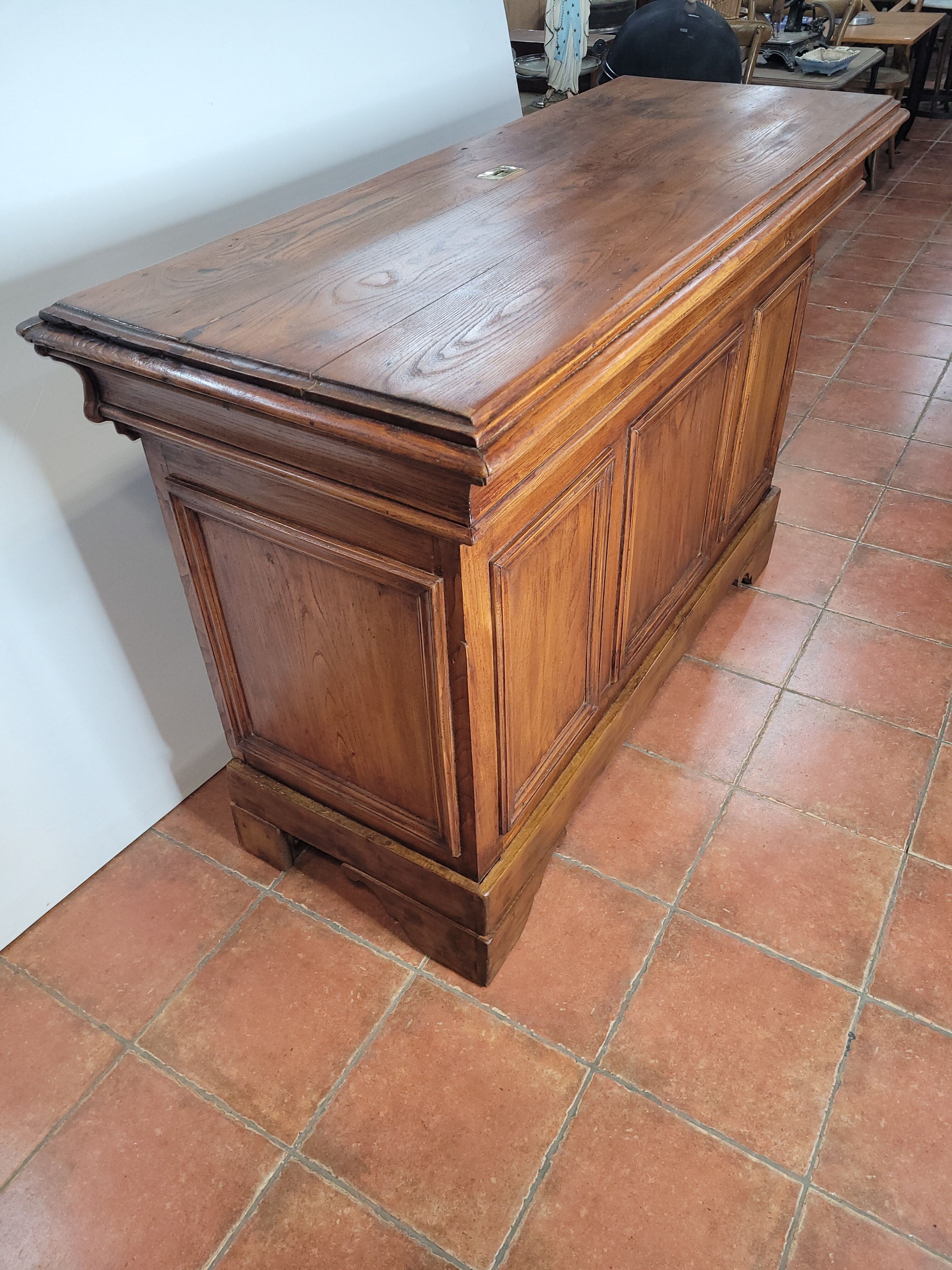 Elm bistro counter