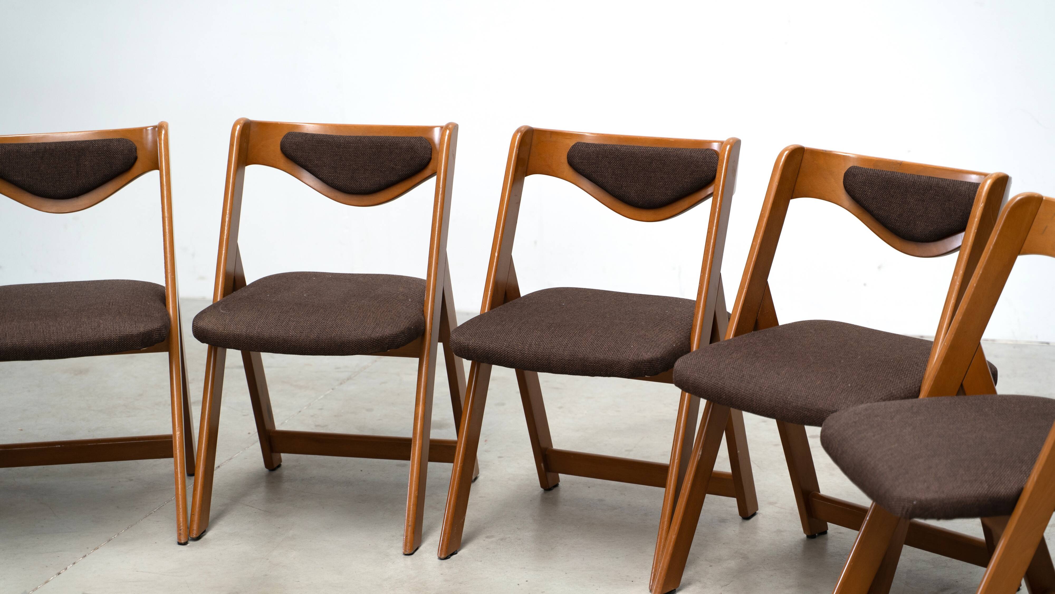 Ensemble de six chaises de salle à manger sculpturales italiennes.