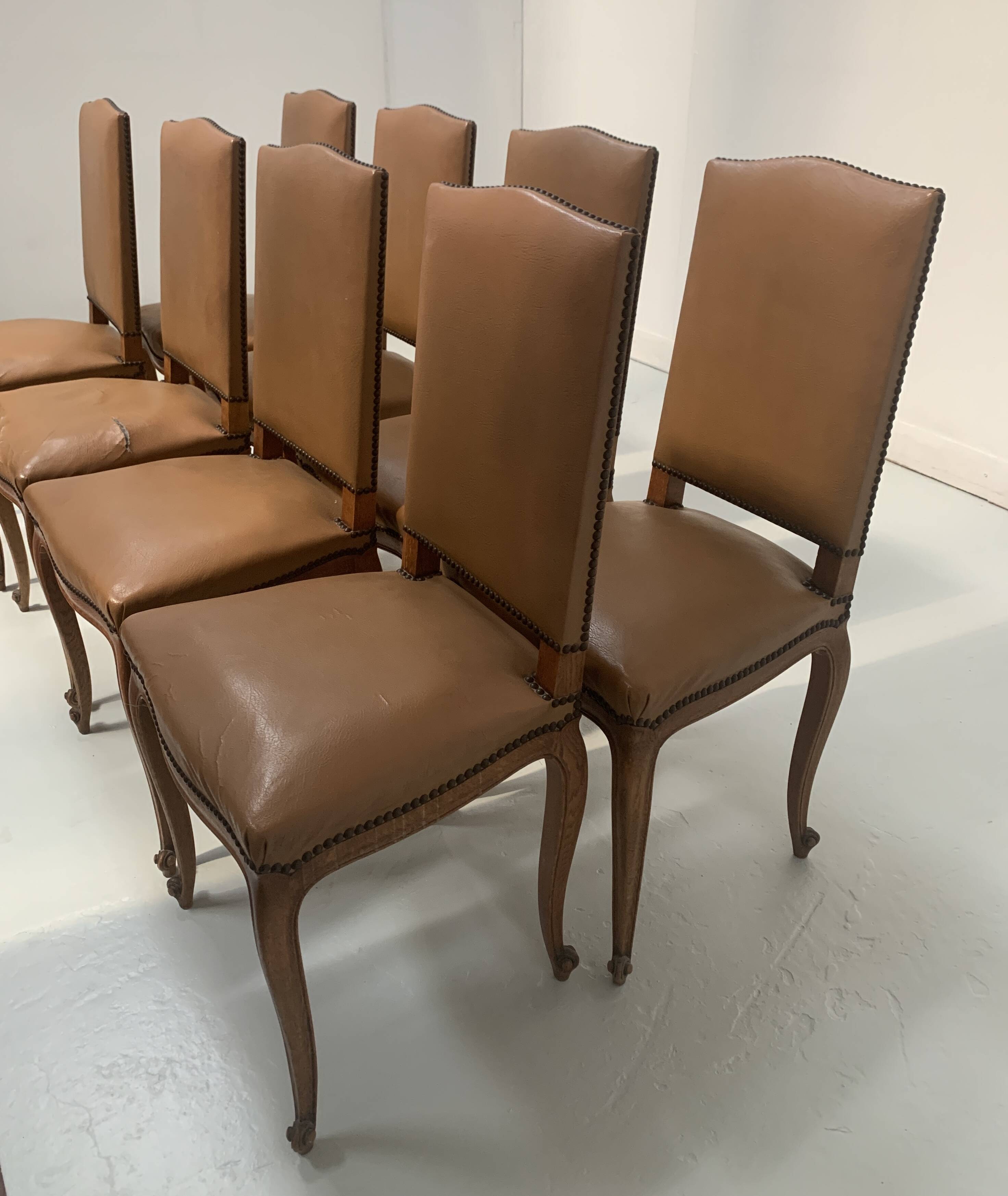 Suite de huit chaises de style Régence en chene massif XX siècle