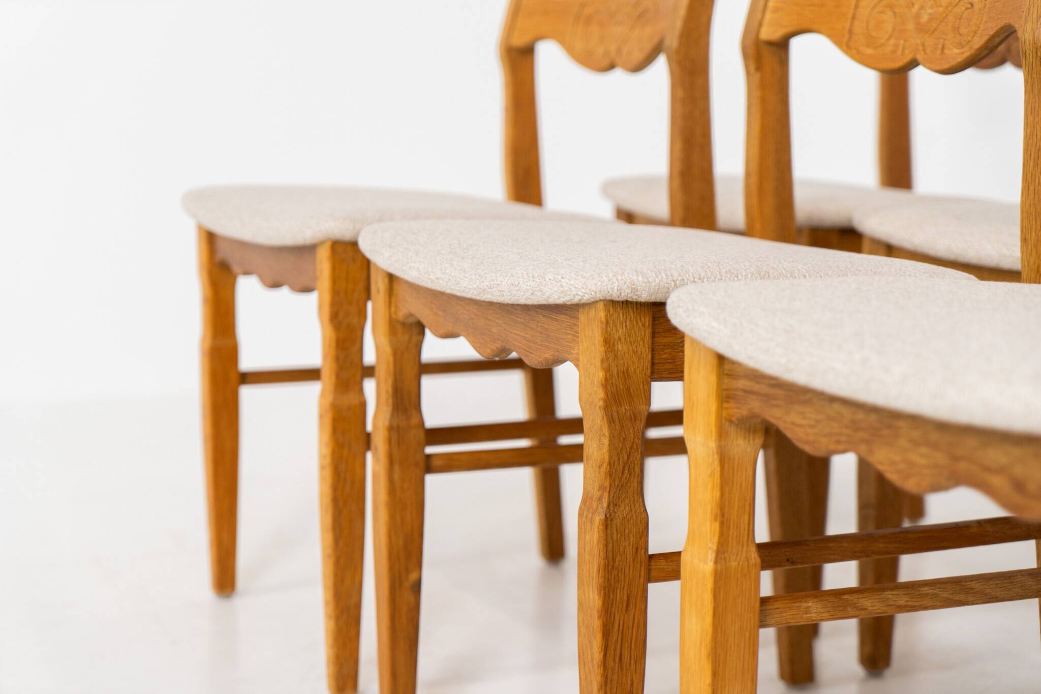 Ensemble de 6 chaises brutalistes en chêne par Henning Kjaernulf
