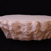 Table basse design effet roche travertin — pièce unique sculptée main
