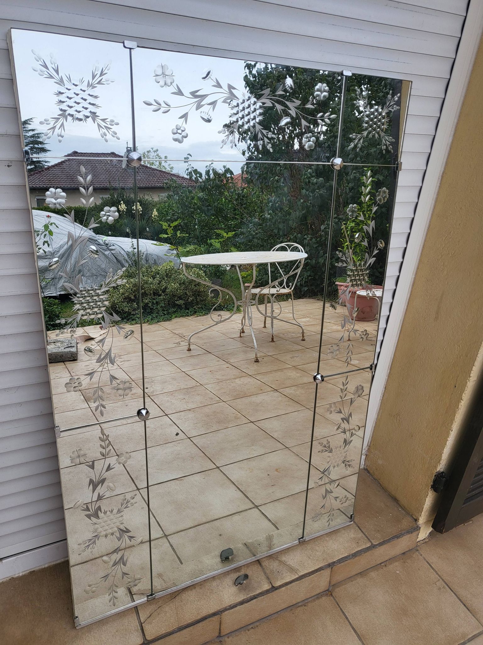 Large Venetian-style mirror engraved with silver-plated frames.