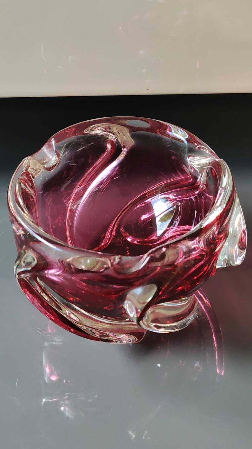 Ashtray/empty pocket, in blown Art glass, Murano/Italy. Organic floral shape. Pink tones