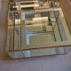 Table basse en cristal italien avec des détails en laiton et bar kart.